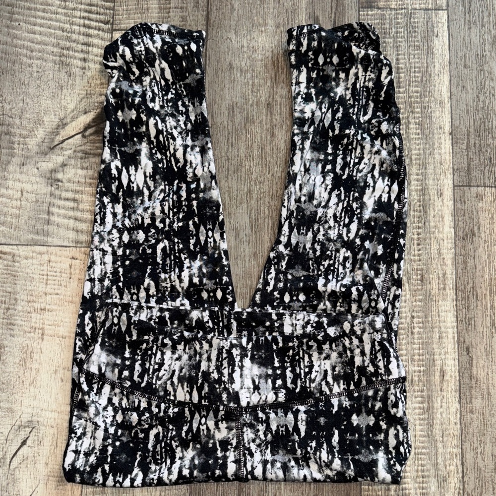 GAIAM Monochrome Abstract Leggings- size Small